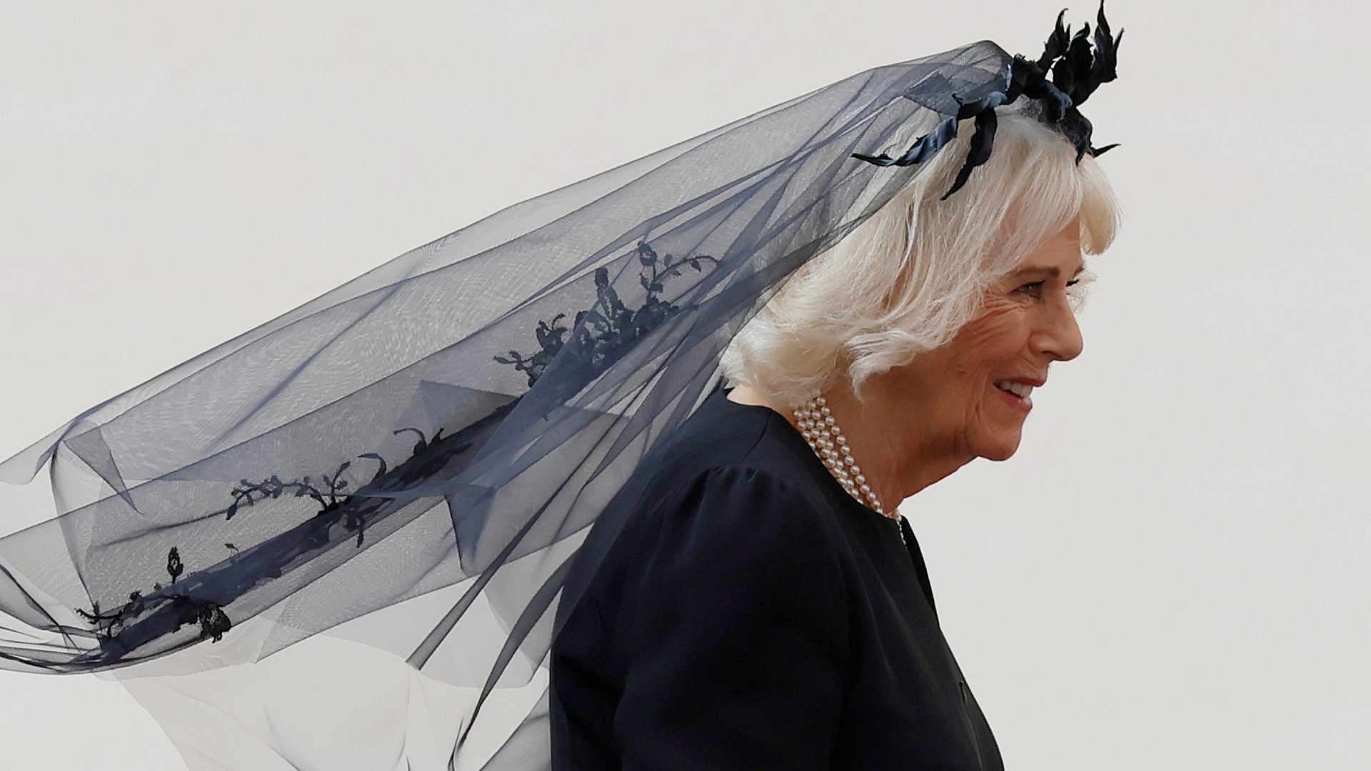 Camilla in Vaticano, spilla da 53.000 dollari e mantiglia: i significati nascosti nel look criticato