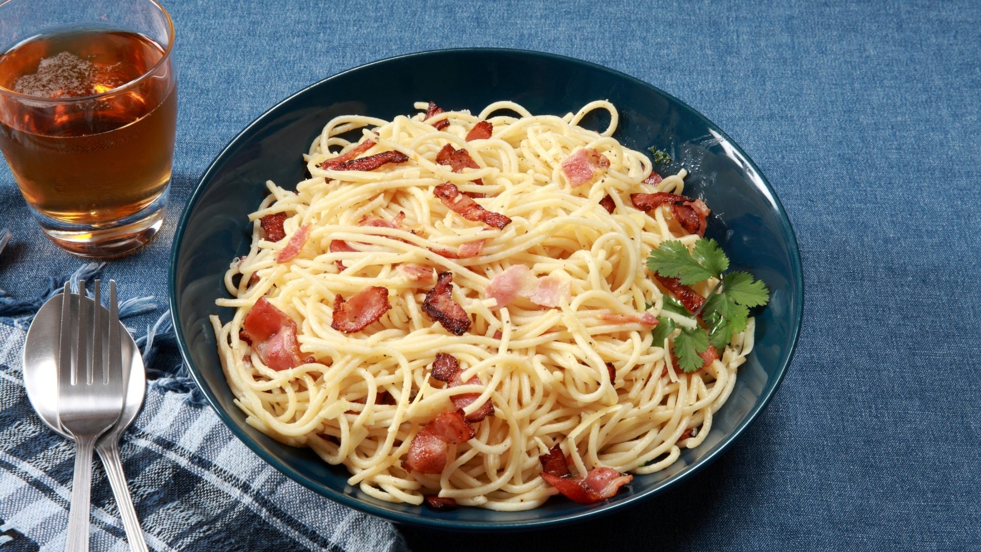 Perché in Italia spritz e carbonara sono diventati il simbolo della “foodification"