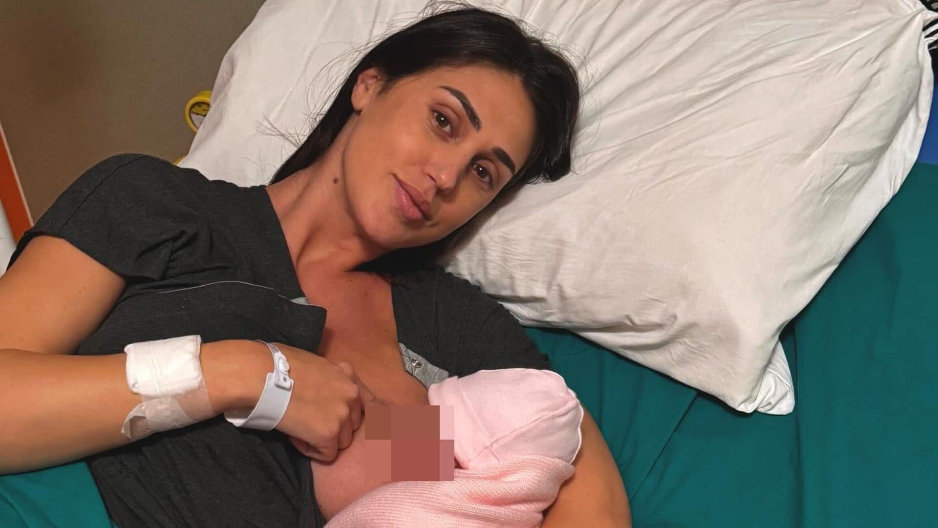 Cecilia Rodriguez, prima foto da mamma con Clara Isabel al seno: Ignazio Moser "La definizione di amore"