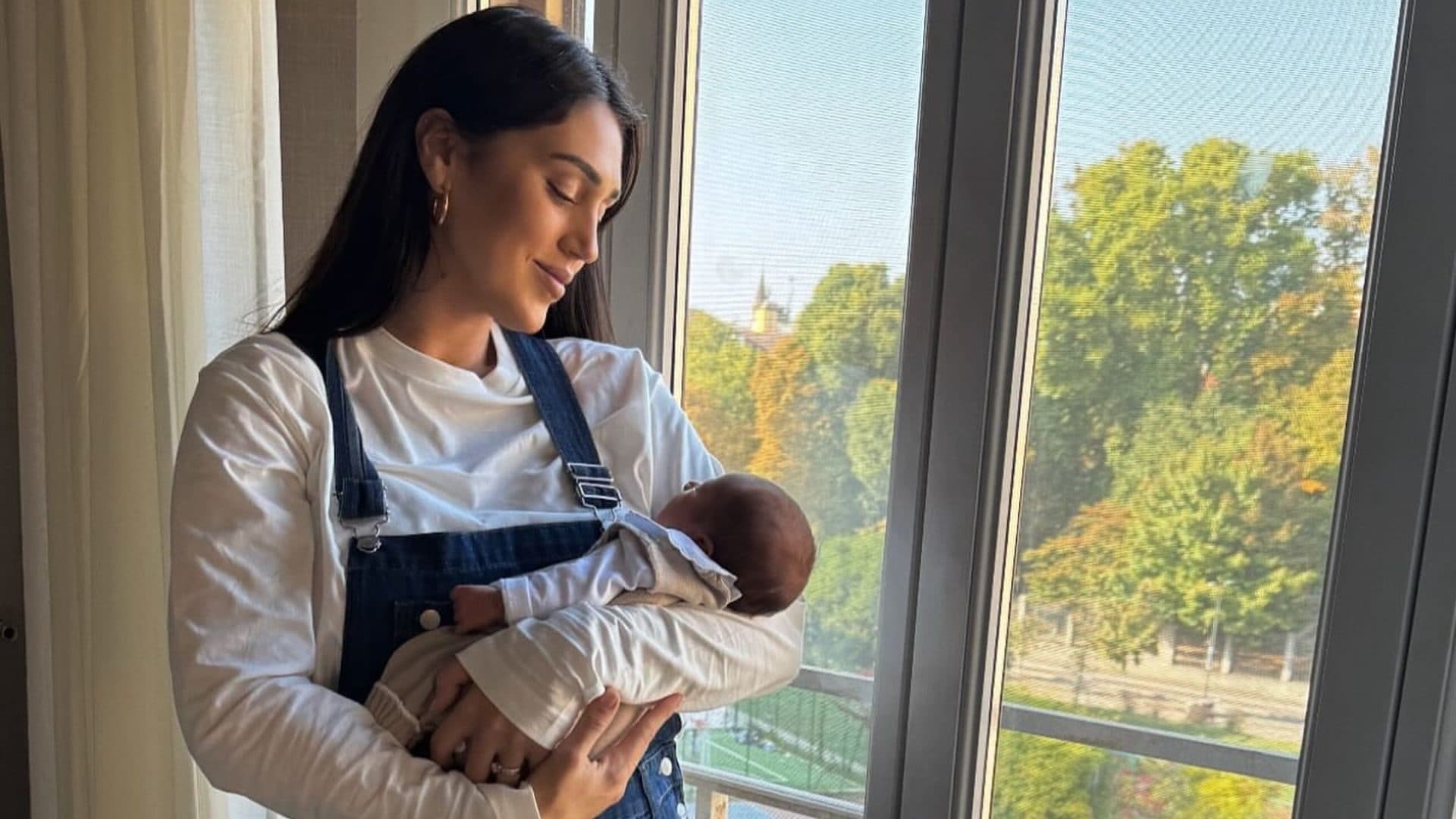 Cecilia Rodriguez neomamma in salopette: il look comodo e causal per le prime foto con Clara Isabel