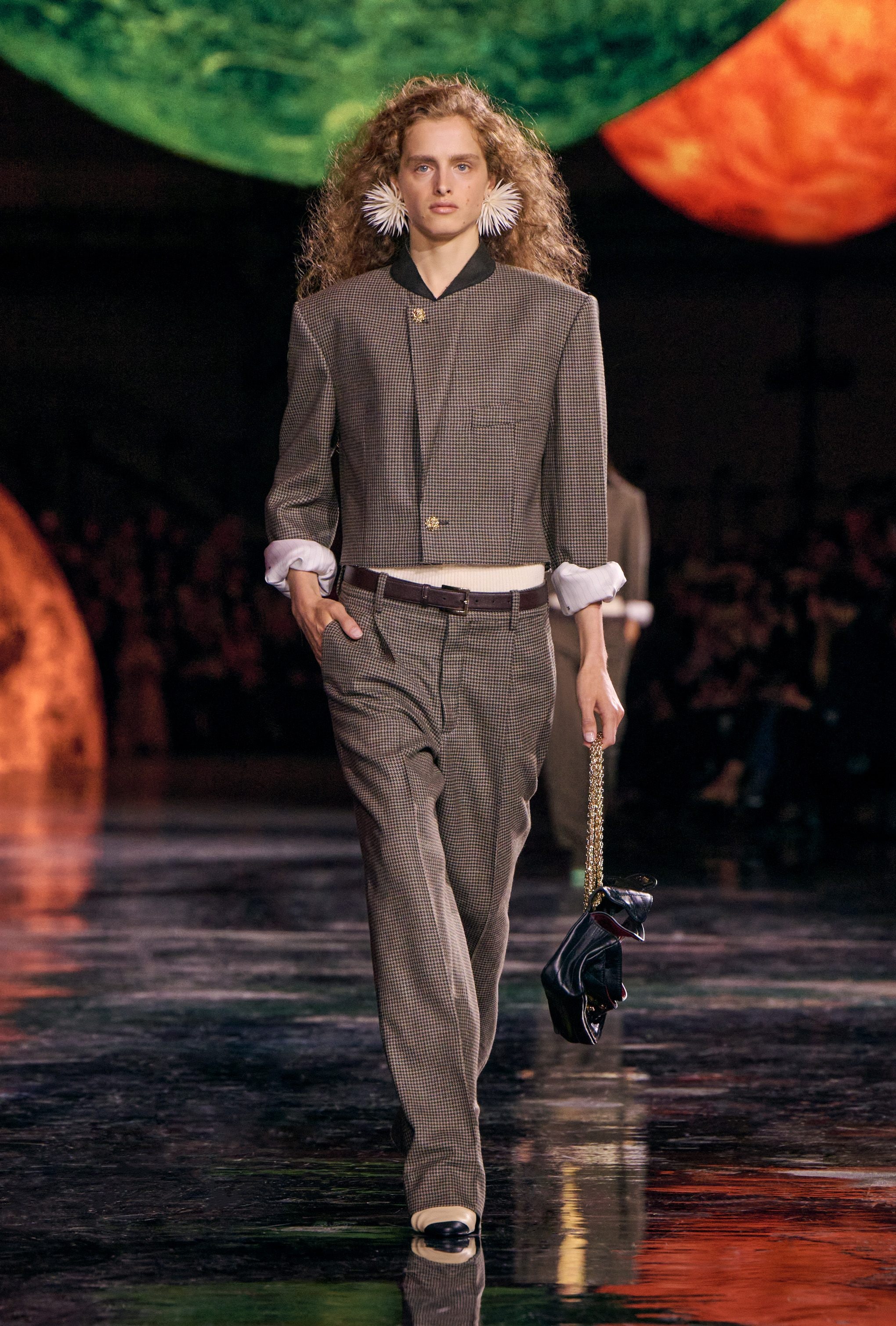 Il look che ha aperto la prima sfilata di Matthieu Blazy per Chanel