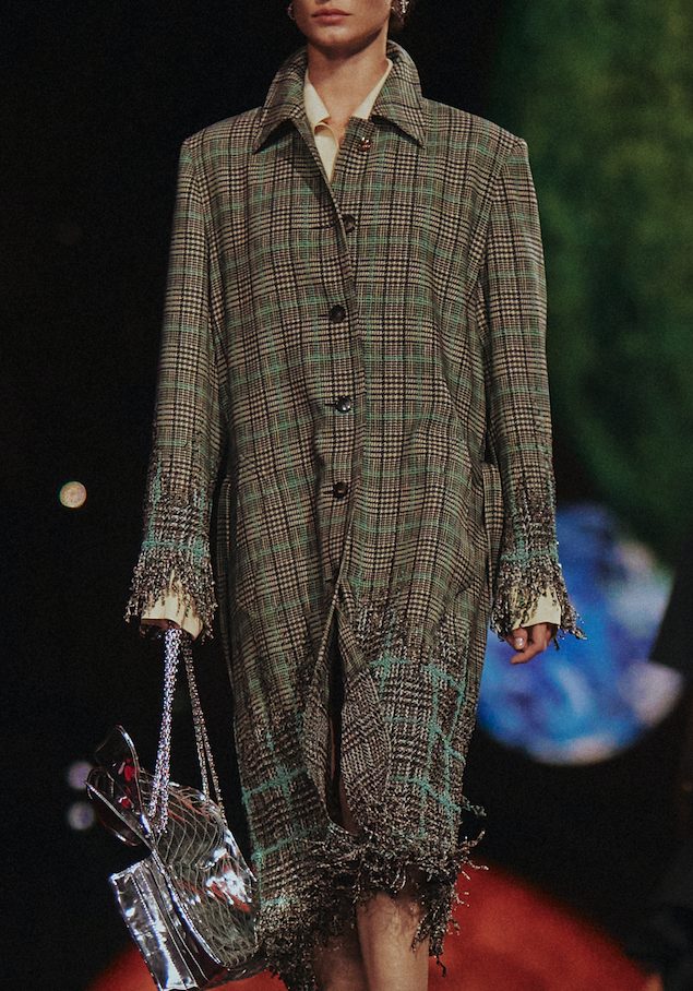 I cappotti con orli sfrangiati della collezione P/E 2026 di Chanel