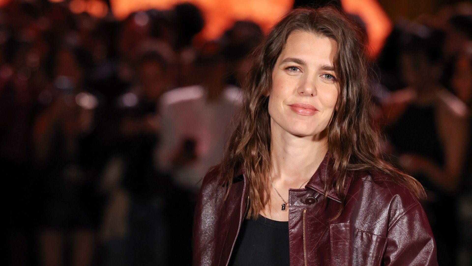 Charlotte Casiraghi è casual: niente tiare e cristalli, a Parigi indossa jeans e giacca di pelle
