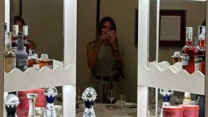 Nella casa di Chiara Ferragni c'è un angolo bar (ed è "nascosto" in salotto)