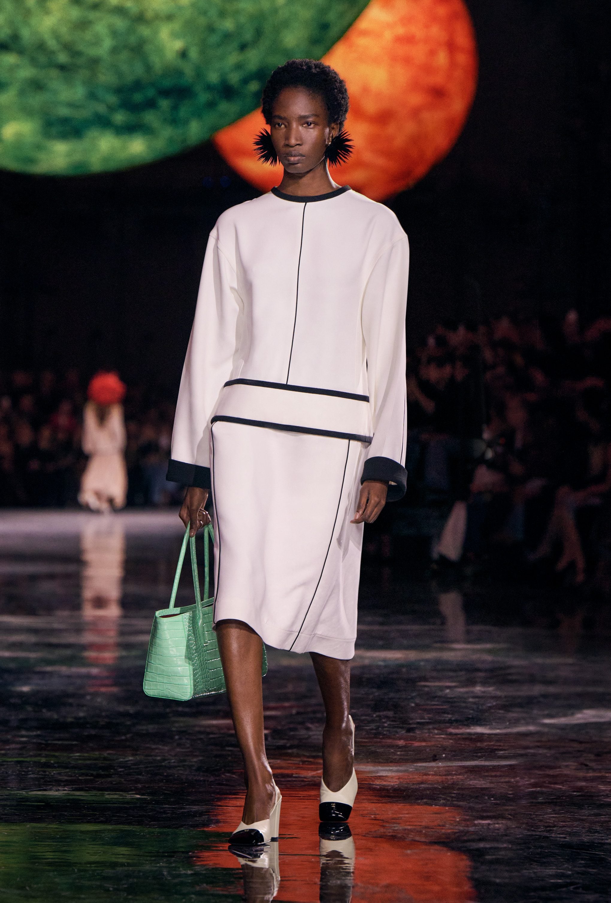 Uno dei look in bianchi con profili neri che citano il packaging Chanel