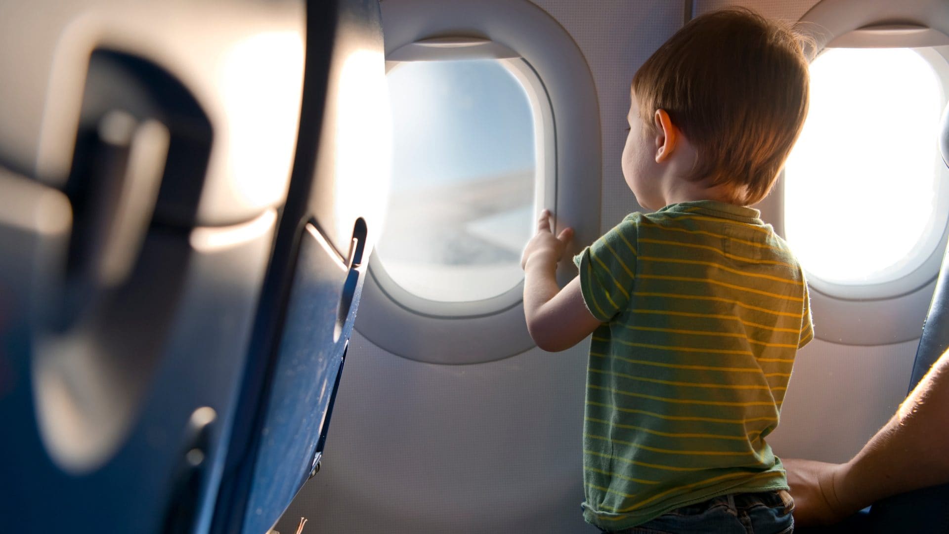Come volare con i bambini senza stress: i consigli dell'assistente di volo