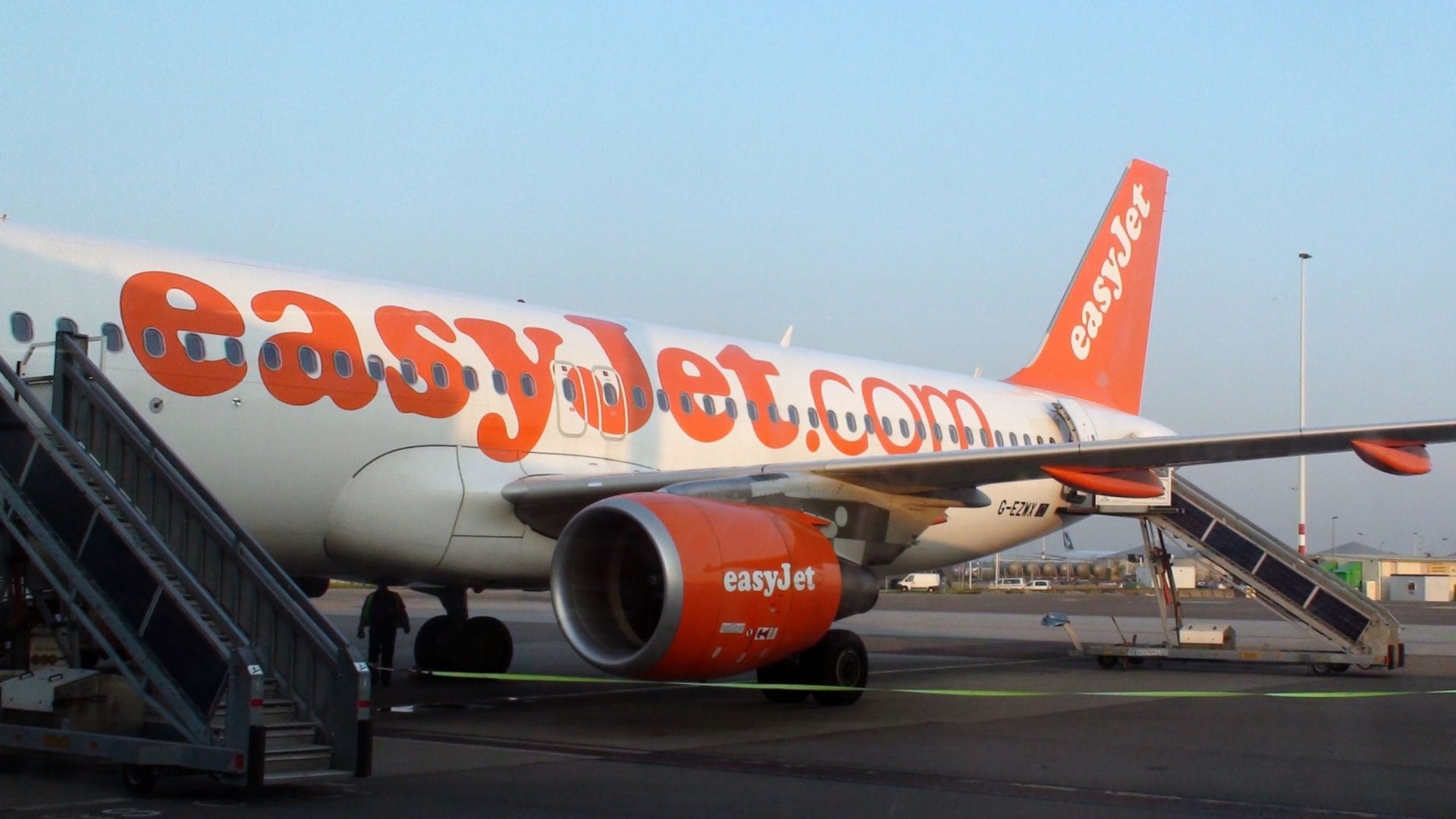 Perché questa compagnia aerea low-cost sta donando le vecchie divise dei dipendenti