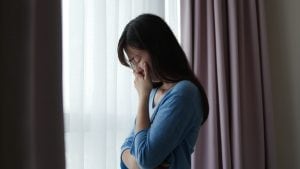 La depressione colpisce di più le donne, lo psicologo: "È un intreccio di fattori biologici, sociali e culturali"