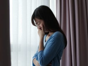 La depressione colpisce di più le donne, lo psicologo: “È un intreccio di fattori biologici, sociali e culturali”