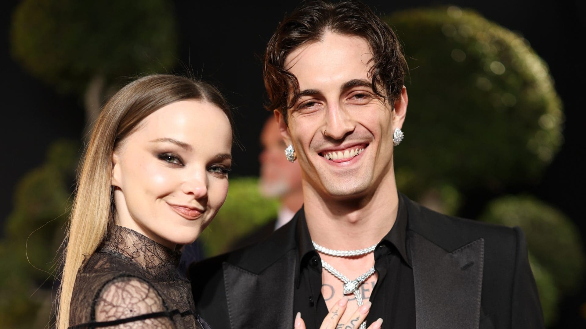 Dove Cameron col maxi diamante al dito: com'è fatto l'anello (che potrebbe essere di fidanzamento)