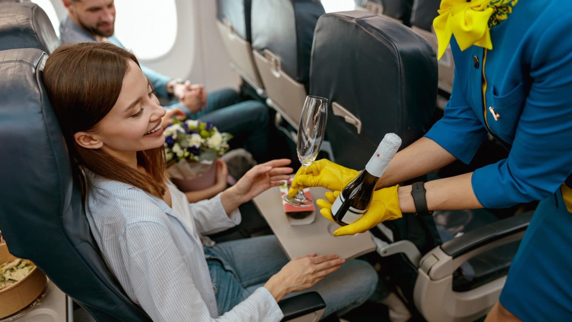 Quali sono le compagnie aeree che ripristinano cibi e bevande gratuiti a bordo