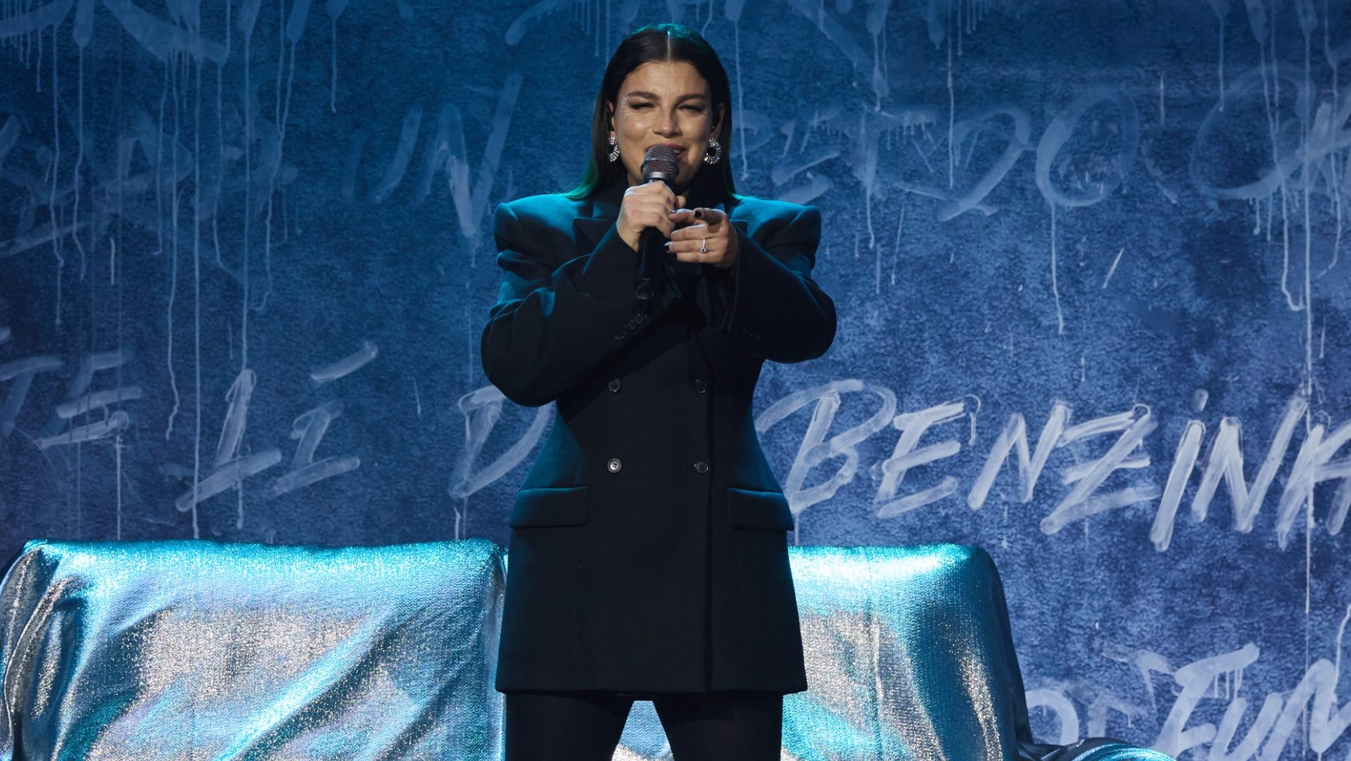 Emma Marrone torna a X-Factor 2025: chi ha firmato il look dark da 5mila euro