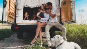 La famiglia che da 9 anni gira il mondo in van: "I nostri figli hanno una quotidianità diversa non sbagliata"
