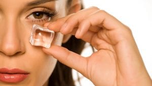 Perché il ghiaccio sul viso fa male alla pelle, la dermatologa: "Di lì a poco la pelle è peggio di prima"
