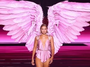 gigi-hadid-victoria-secret-show-ali-angelo-300x225.jpg