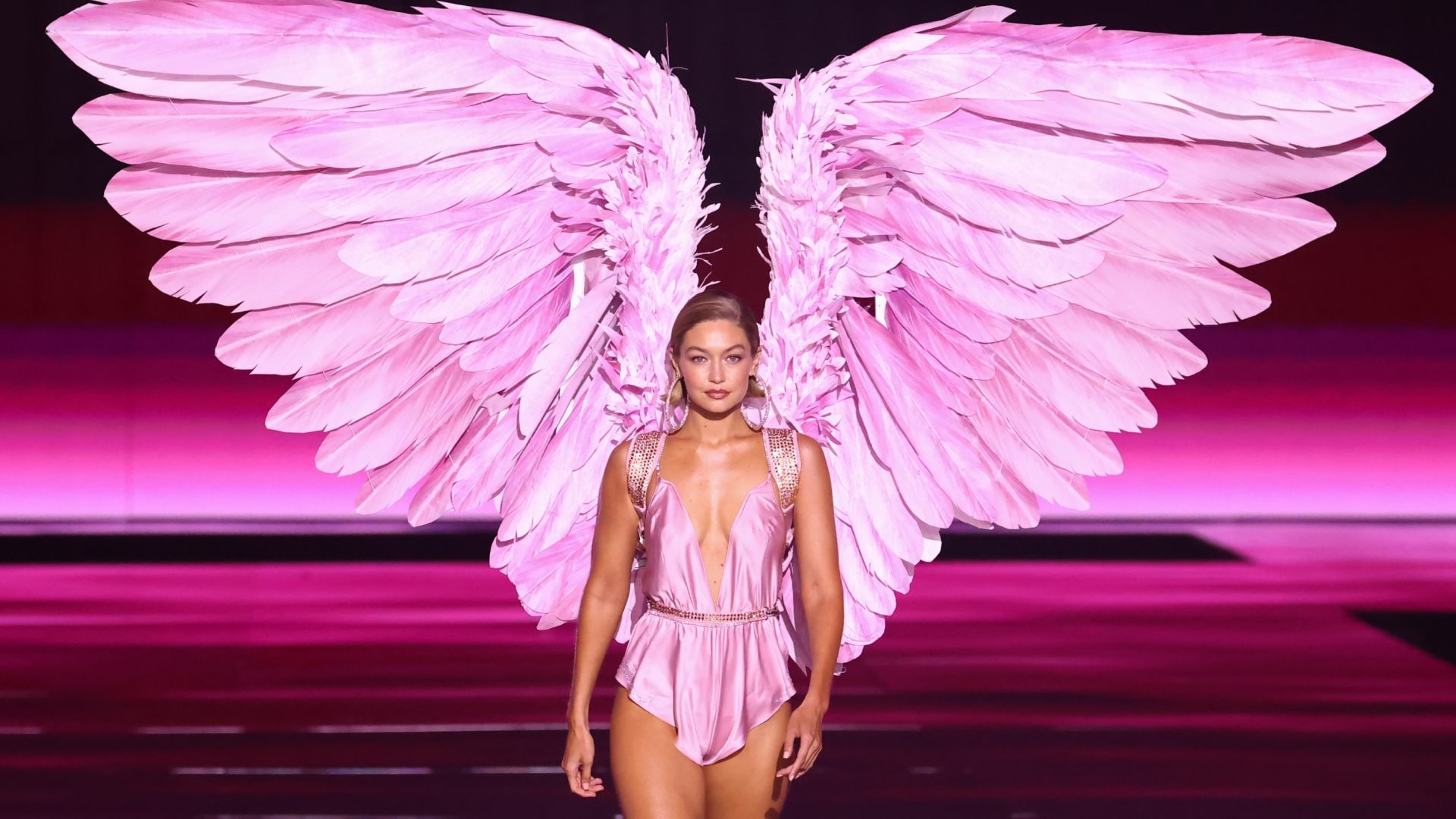 Gigi Hadid prova le ali per il Victoria's Secret Show: "Non è solo lingerie sexy come la gente pensa"