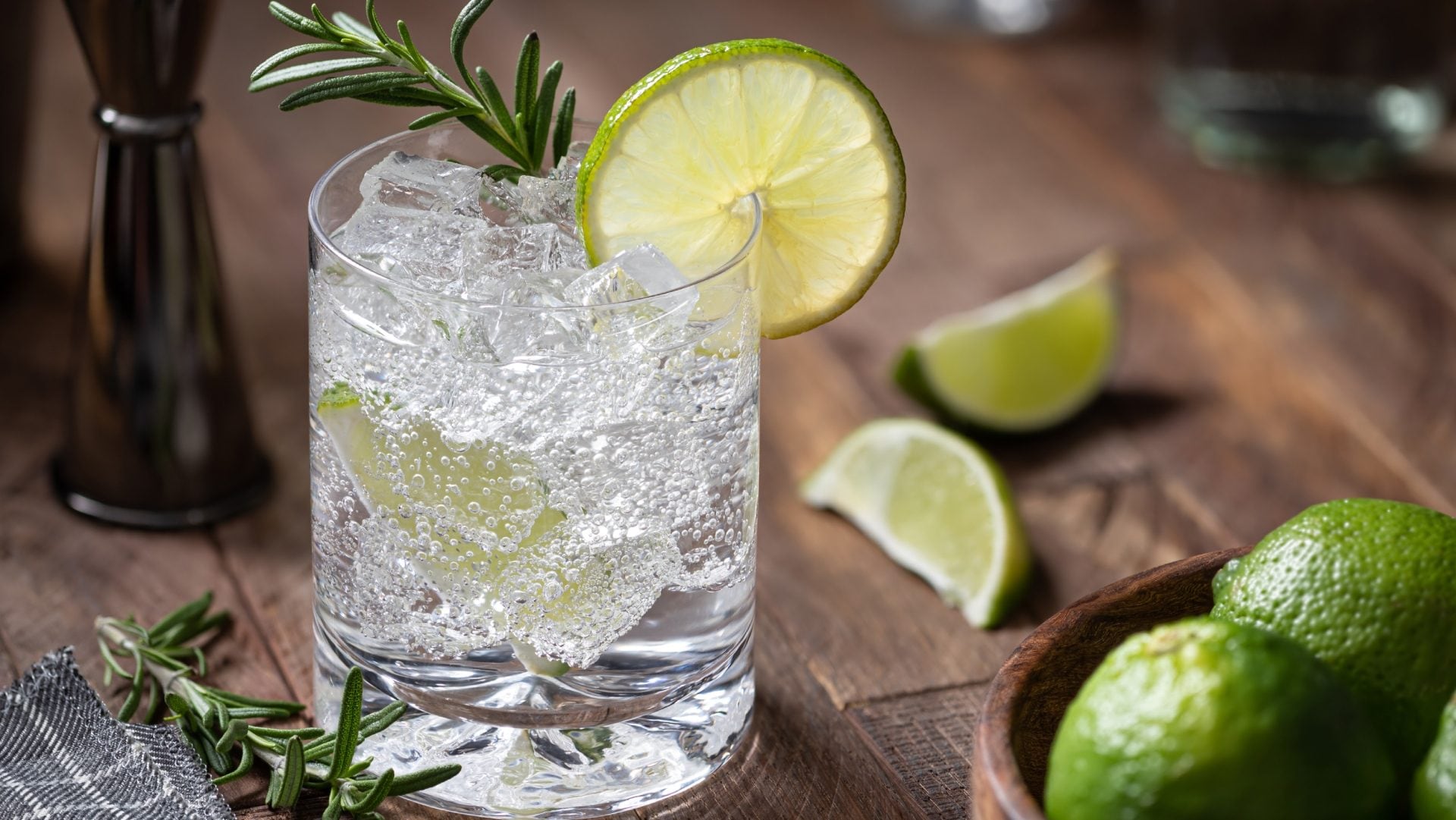 Stai bevendo il gin tonic nel modo sbagliato: qual è il metodo corretto per preparare il drink