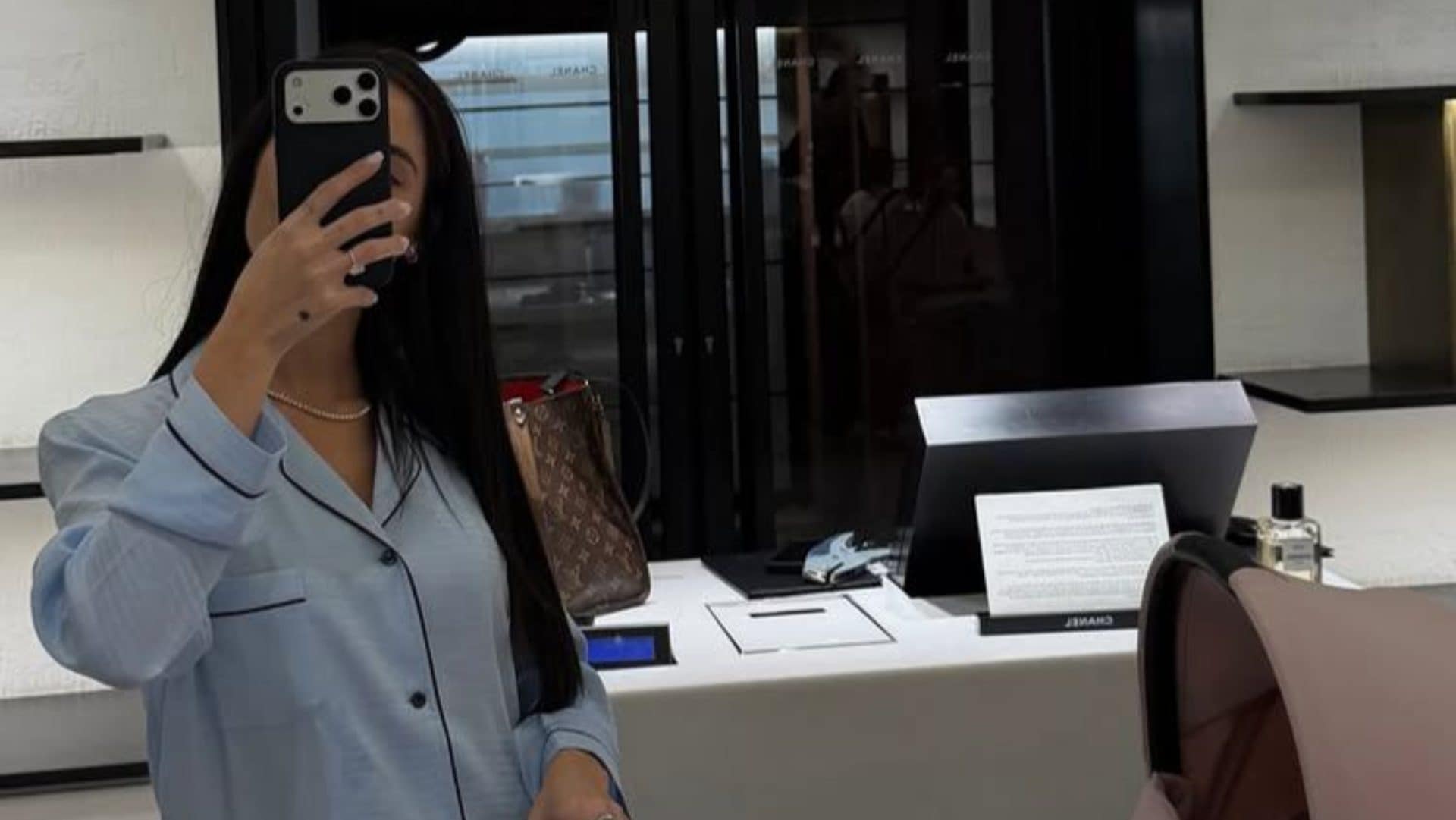 La prima uscita di Giulia De Lellis e Priscilla: nuova vita da mamma con look pigiama e passeggino rosa