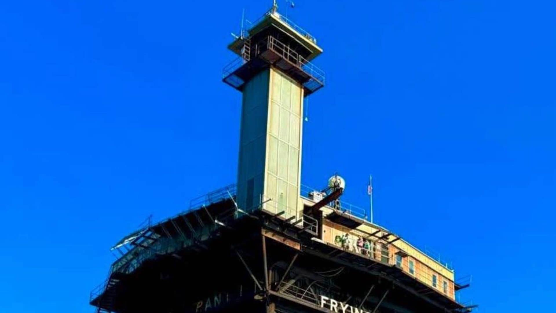 L'hotel più pericoloso del mondo: quanto costa una notte nella torre circondata da squali