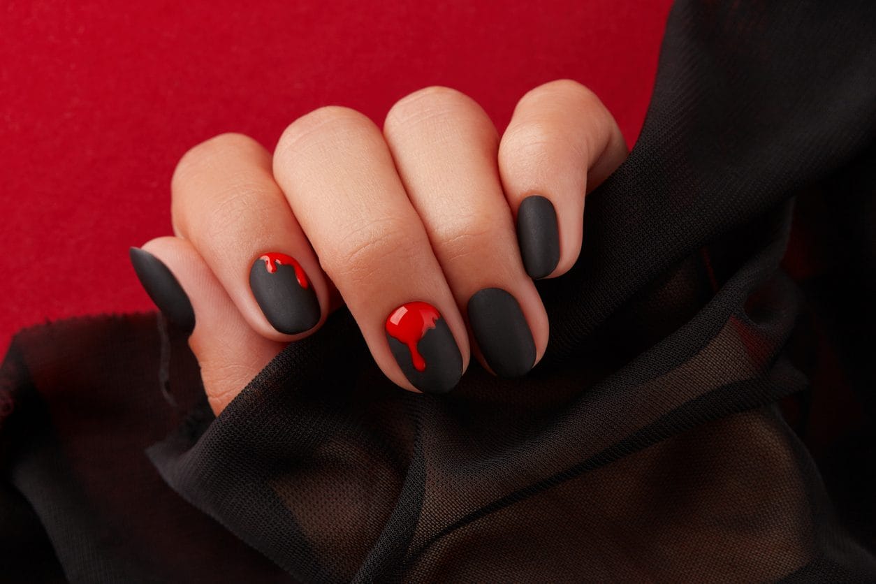 Manicure con goccia di sangue
