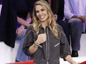 ilary-blasi-amici-tuta-lavoro-300x225.jpg