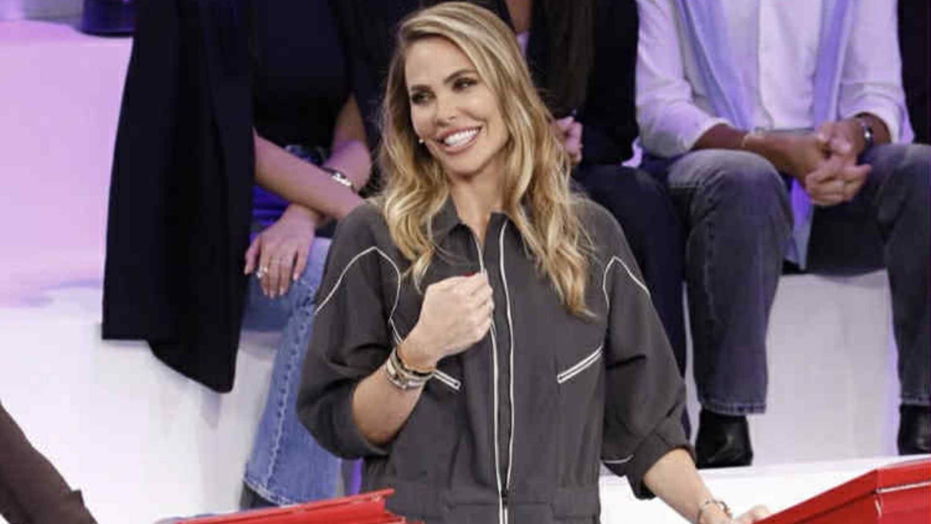 Ilary Blasi ad Amici con la tuta "da lavoro": quanto costa il look oversize per il ritorno in tv