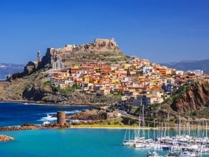 L&#8217;isola italiana che paga 15mila euro a chi vuole trasferirsi (e le case costano solo un euro)