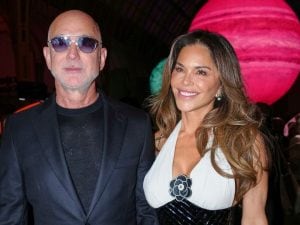 jeff-bezos-lauren-sanchez-sfilata-chanel-300x225.jpg