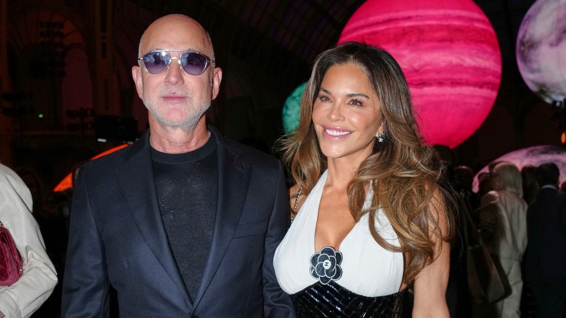 Jeff Bezos e Lauren Sanchez vestono coordinati alle sfilate di Parigi (e lei "imita" Elodie)