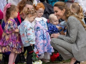 kate-middleton-tailleur-scuse-per-non-essersi-vestita-da-principessa-300x225.jpg