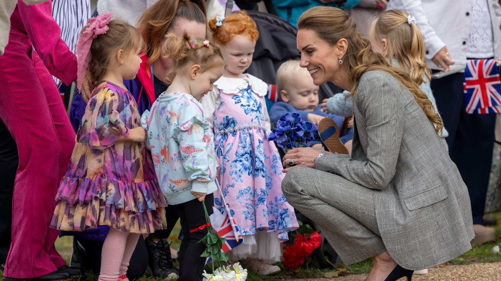 Kate Middleton col tailleur rigoroso, si scusa con le bambine per non essersi vestita da principessa