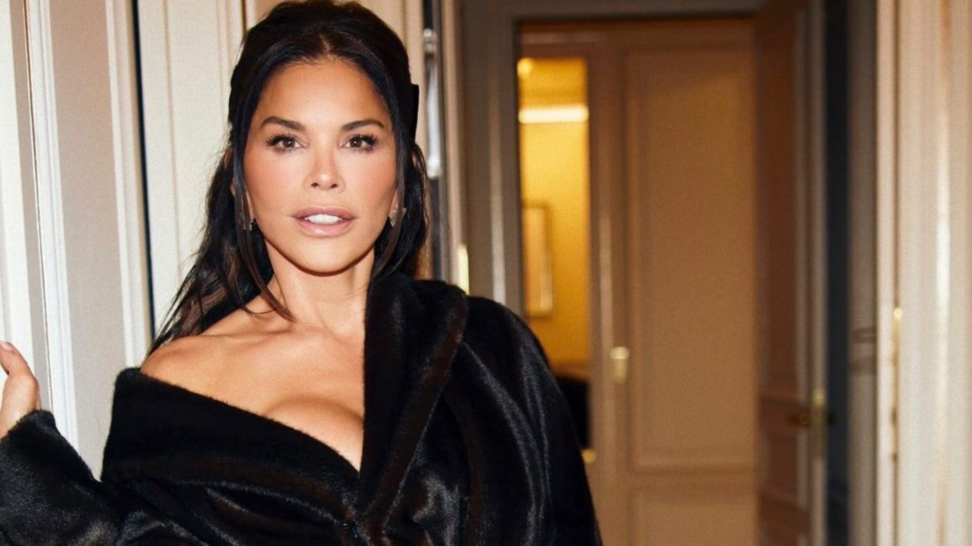 Lauren Sanchez conquista Parigi: usa la maxi pelliccia come abito e la abbina ai cuissardes