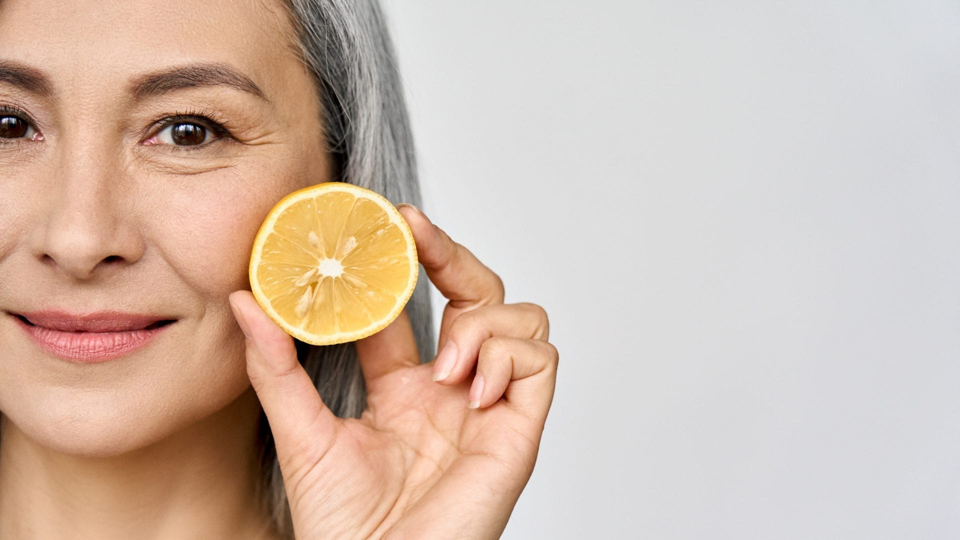 Limone sul viso, la dermatologa mette in guardia dal trend: "La pelle ama la scienza non il fruttivendolo"