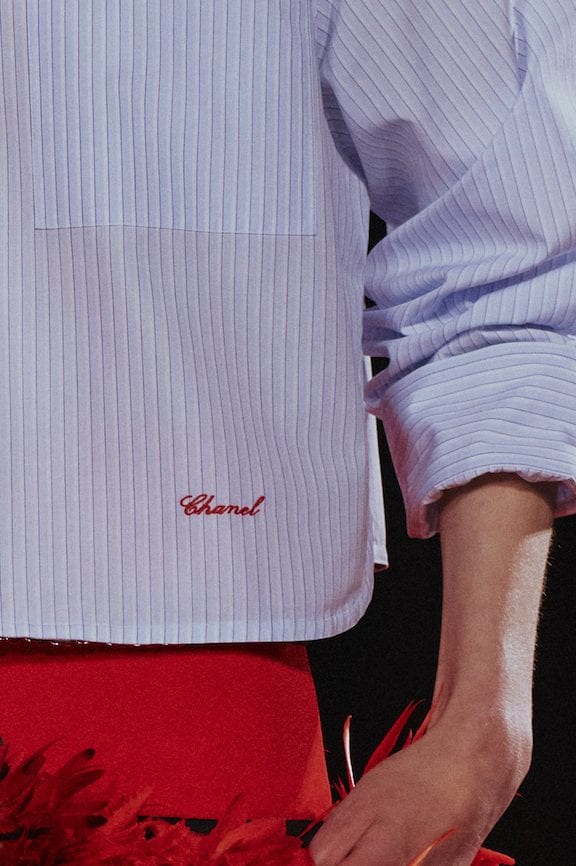 Il logo al posto delle cifre sulla camicia disegnata da Matthieu Blazy per Chanel