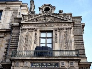 louvre-finestra-furto-gioielli-300x225.jpg