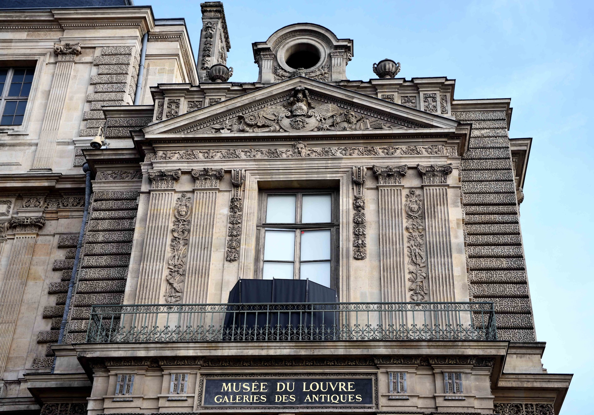 La scena del crimine fa tendenza: tutti vogliono il selfie davanti alla finestra del furto al Louvre