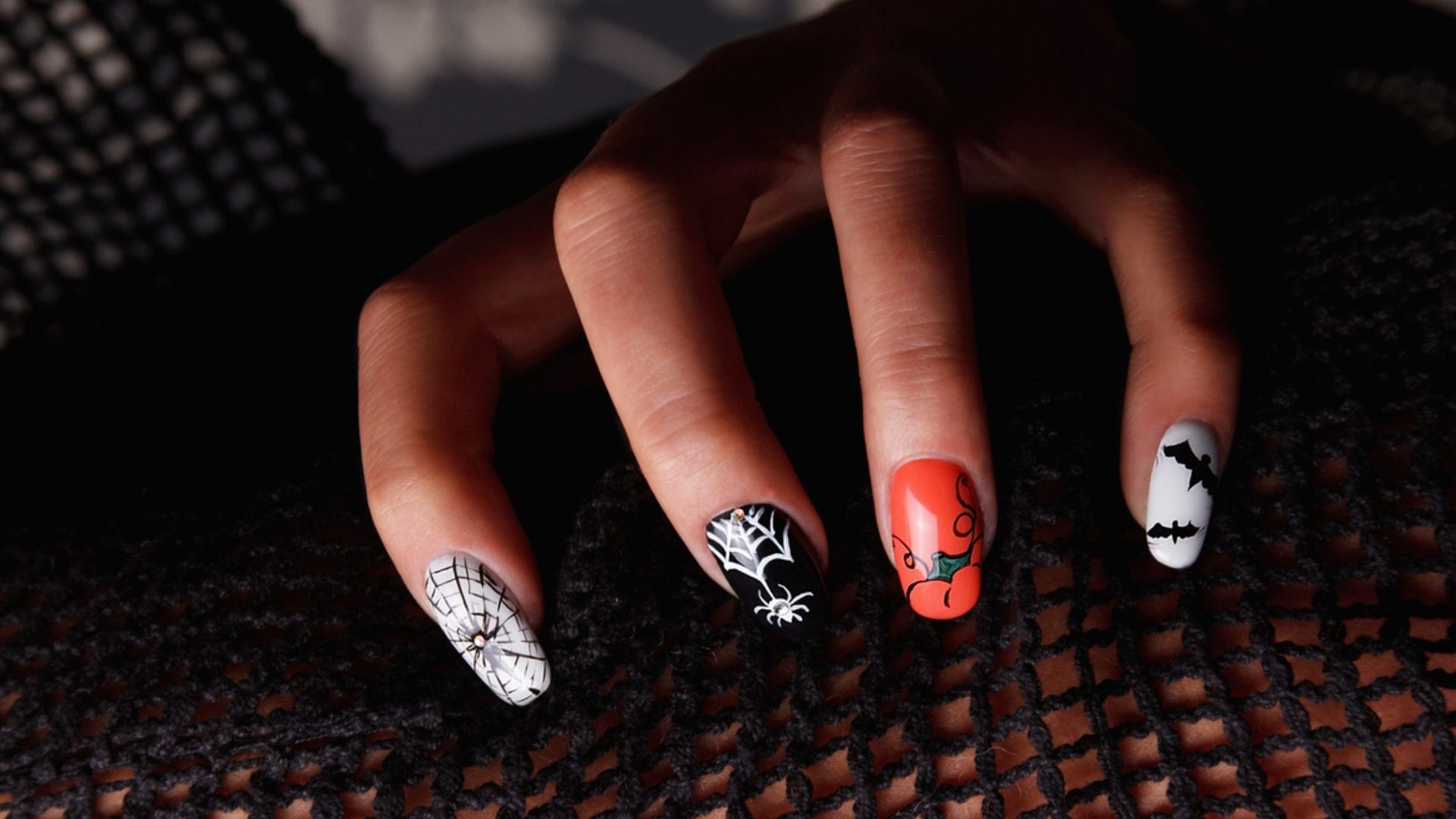 Le 5 manicure per Halloween della Coach delle Unghie: colori, nail art da copiare e gli errori da non fare