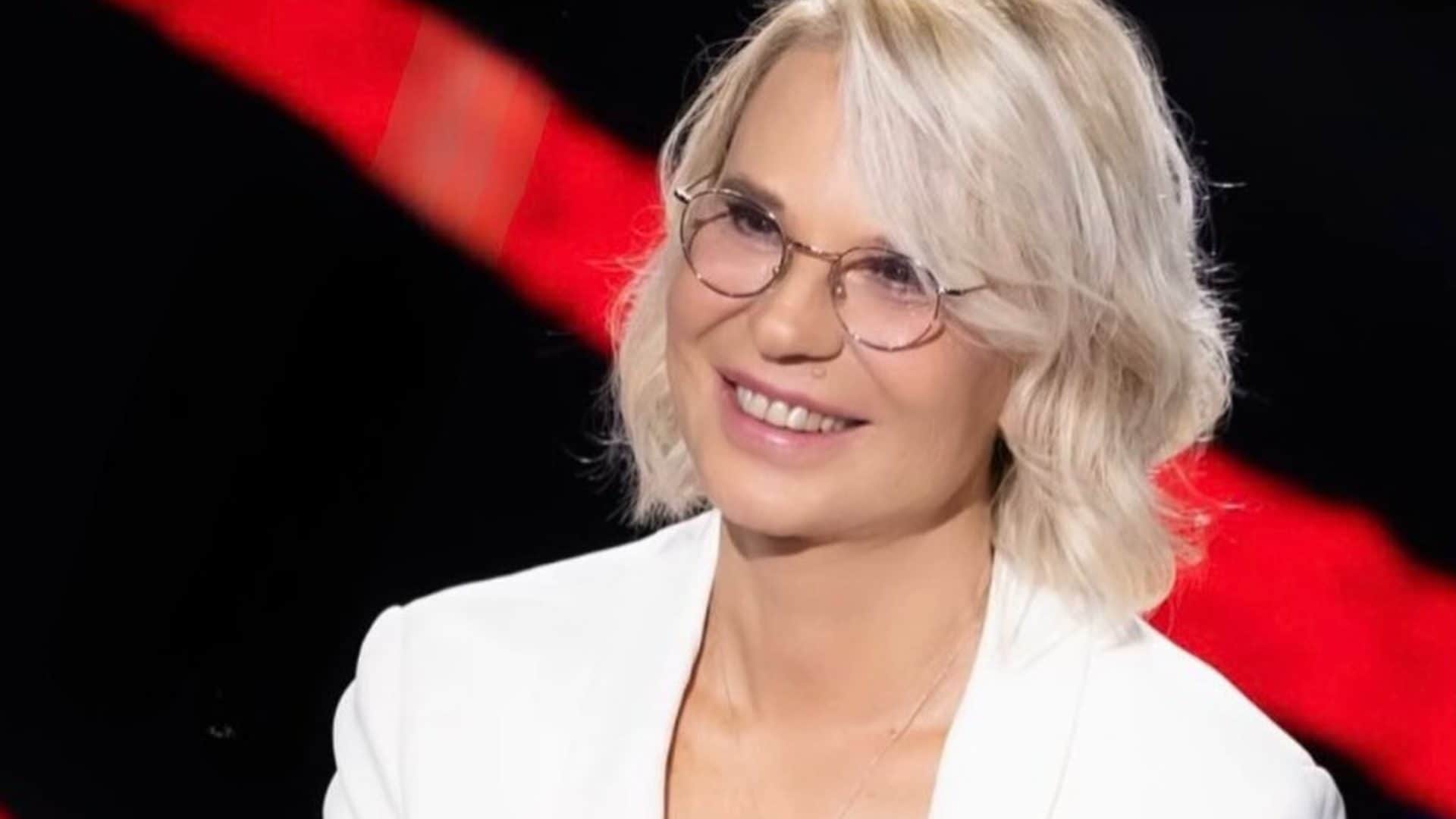 Maria De Filippi debutta a Belve: tailleur total white per intervistare Francesca Fagnani