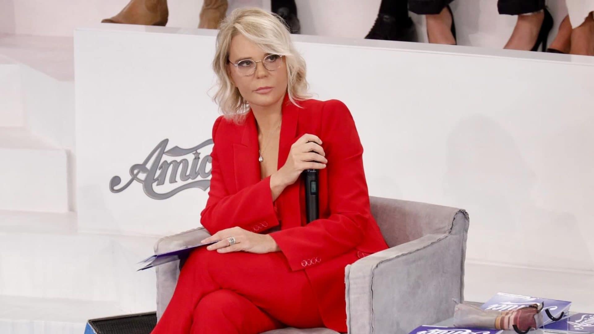 Maria De Filippi ad Amici: a cosa servono (e quanto costano) le nuove sneakers con la suola "bucata"