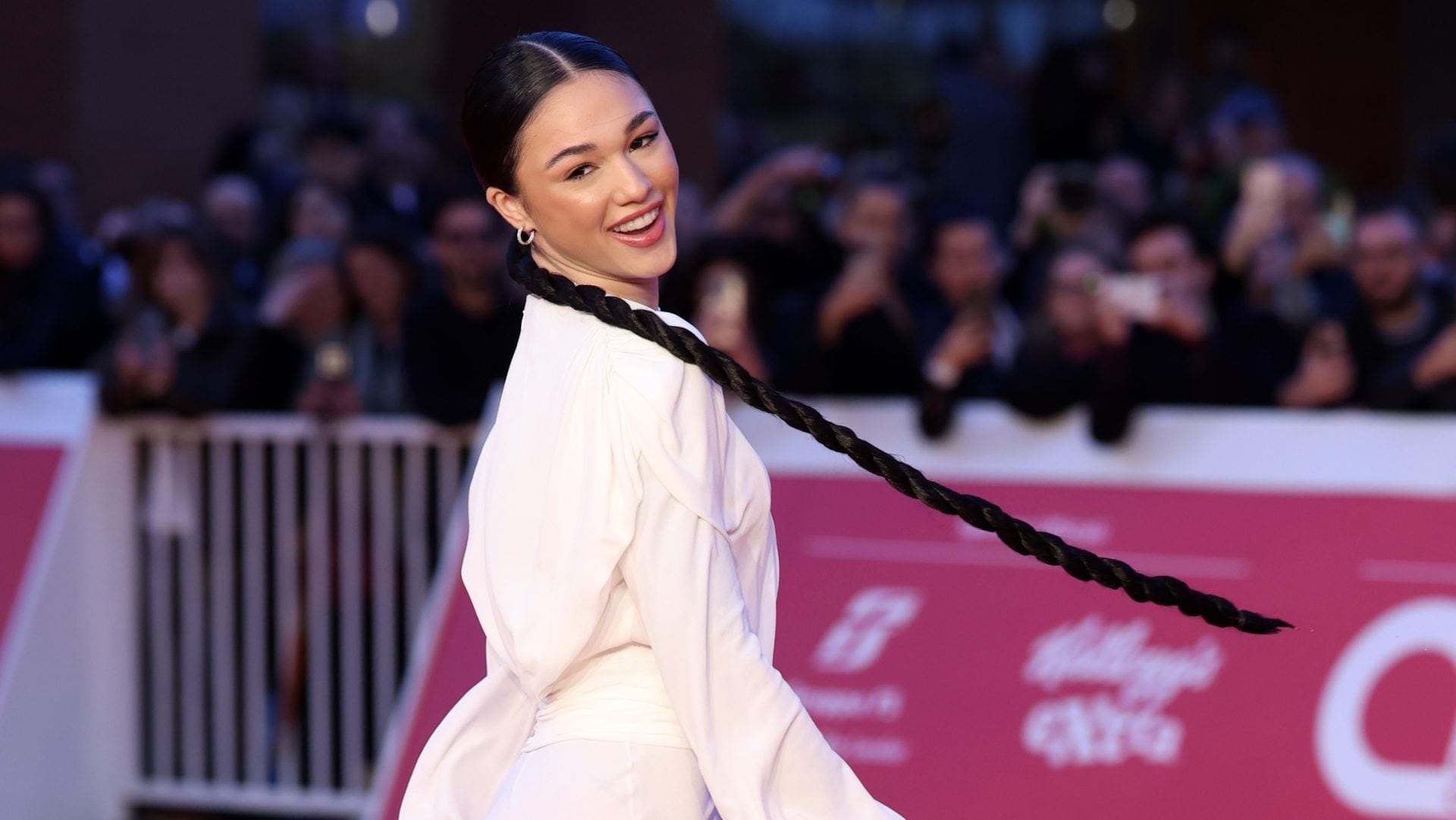 Maria Esposito come una supereroina al Roma Film Fest: maxi treccia e stivali metallici sul red carpet