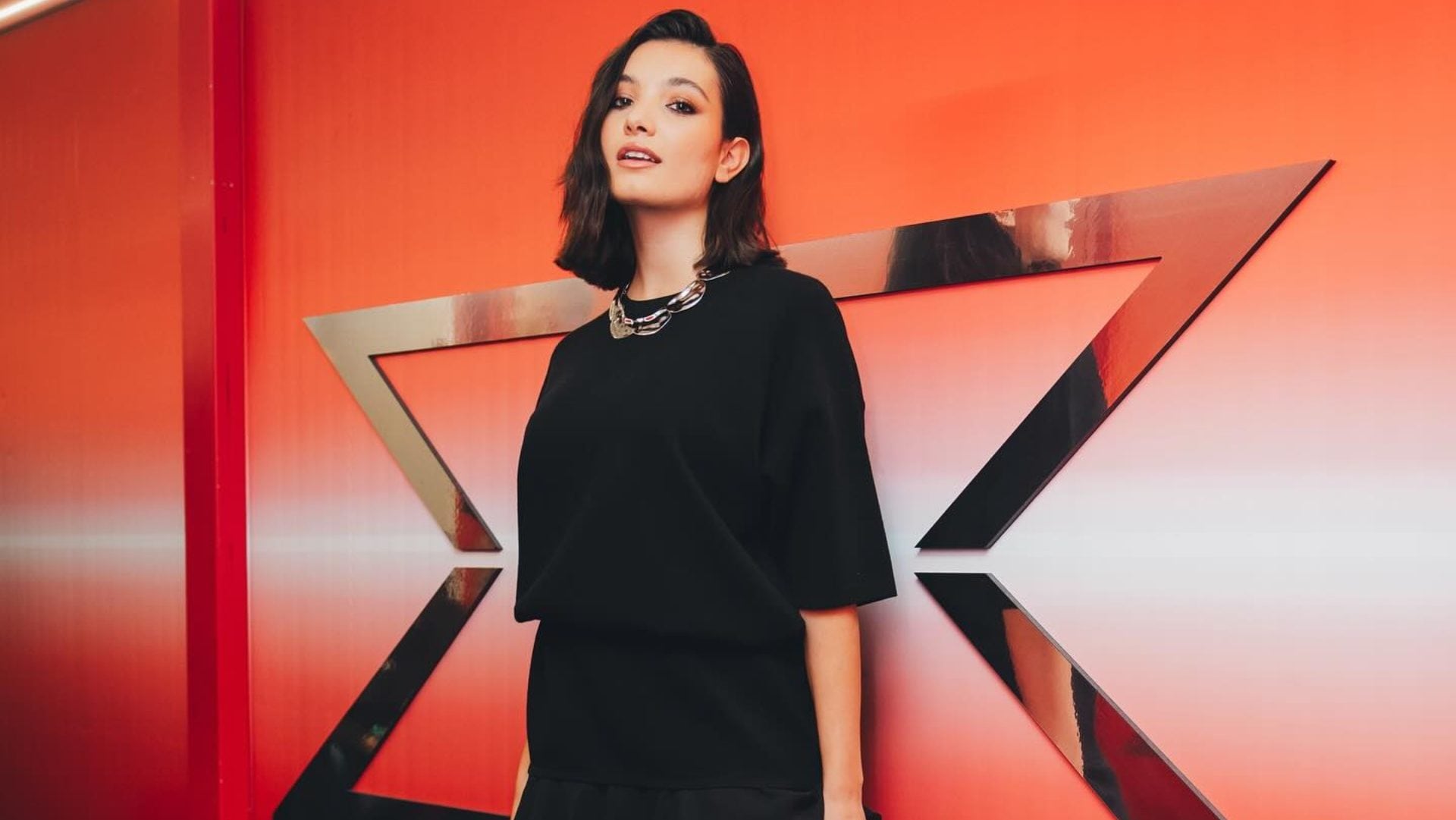 Mariasole Pollio debutta a X-Factor 2025 con gli stivali di pizzo da oltre 2mila euro