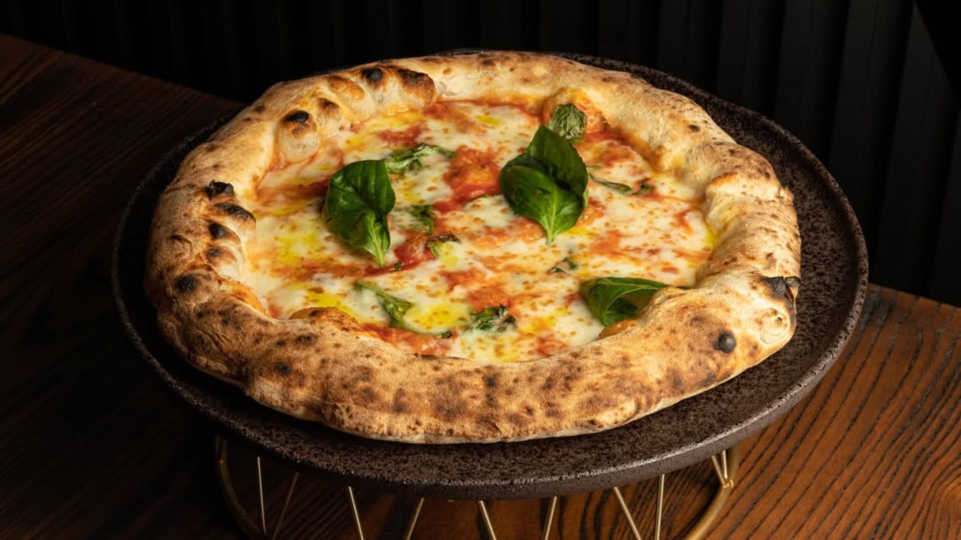 Chi è il miglior pizzaiolo d’Italia del 2025 premiato ai Pizza Awards e quanto costa la sua pizza