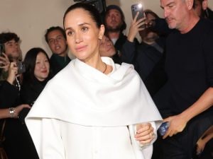 meghan-markle-balenciaga-sfilata-parigi-look-bianco-300x225.jpg