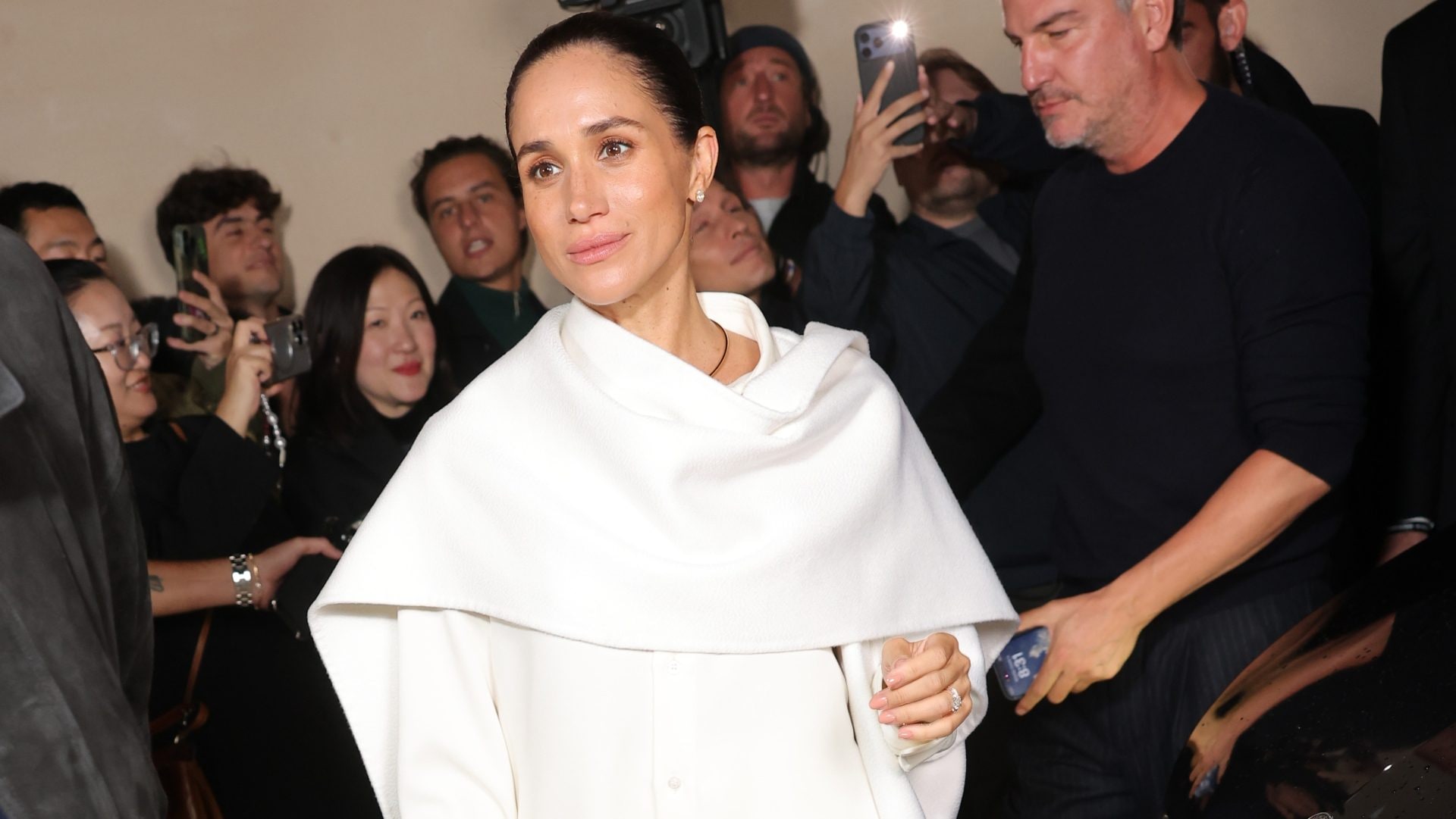Meghan Markle in bianco alla sfilata di Balenciaga: è la sua prima volta alla Paris Fashion Week