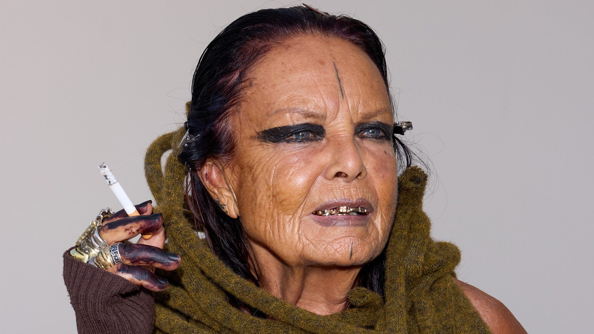 Chi è Michèle Lamy, la donna coi denti d'oro e le dita coperte d'inchiostro sempre presente alle sfilate