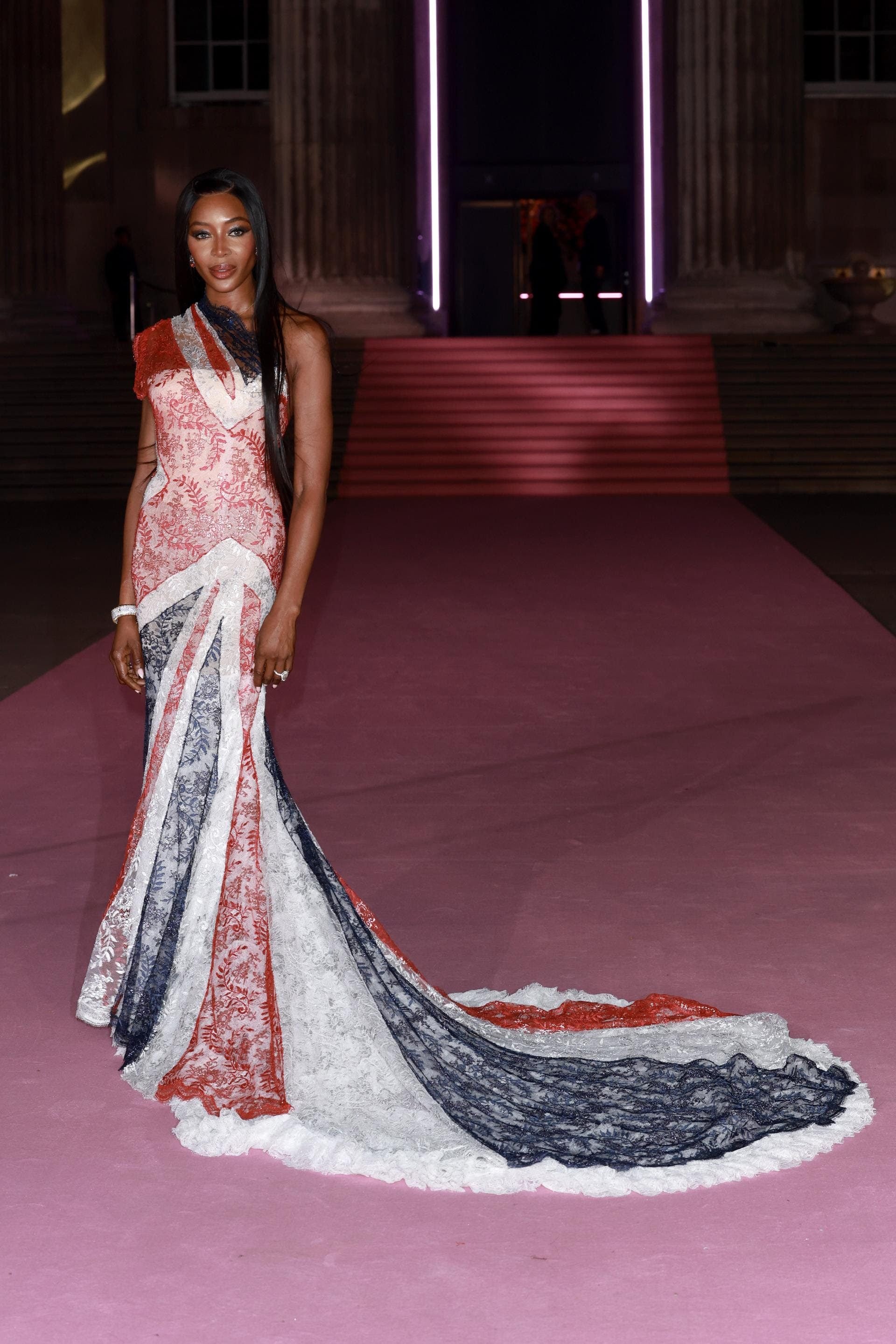 Naomi Campbell con un abito d’archivio Givenchy Couture by Alexander McQueen