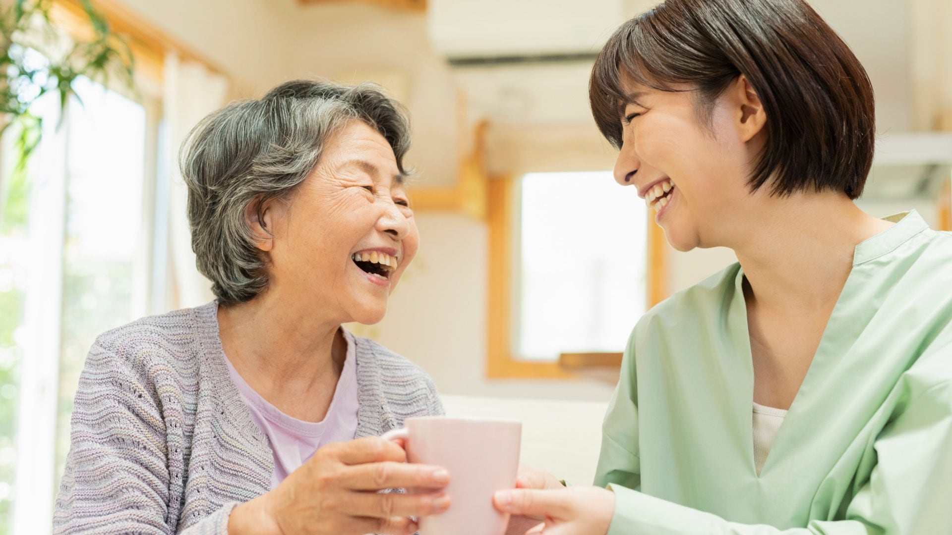 Affittare una nonna, in questo Paese è possibile e fa da supporto emotivo