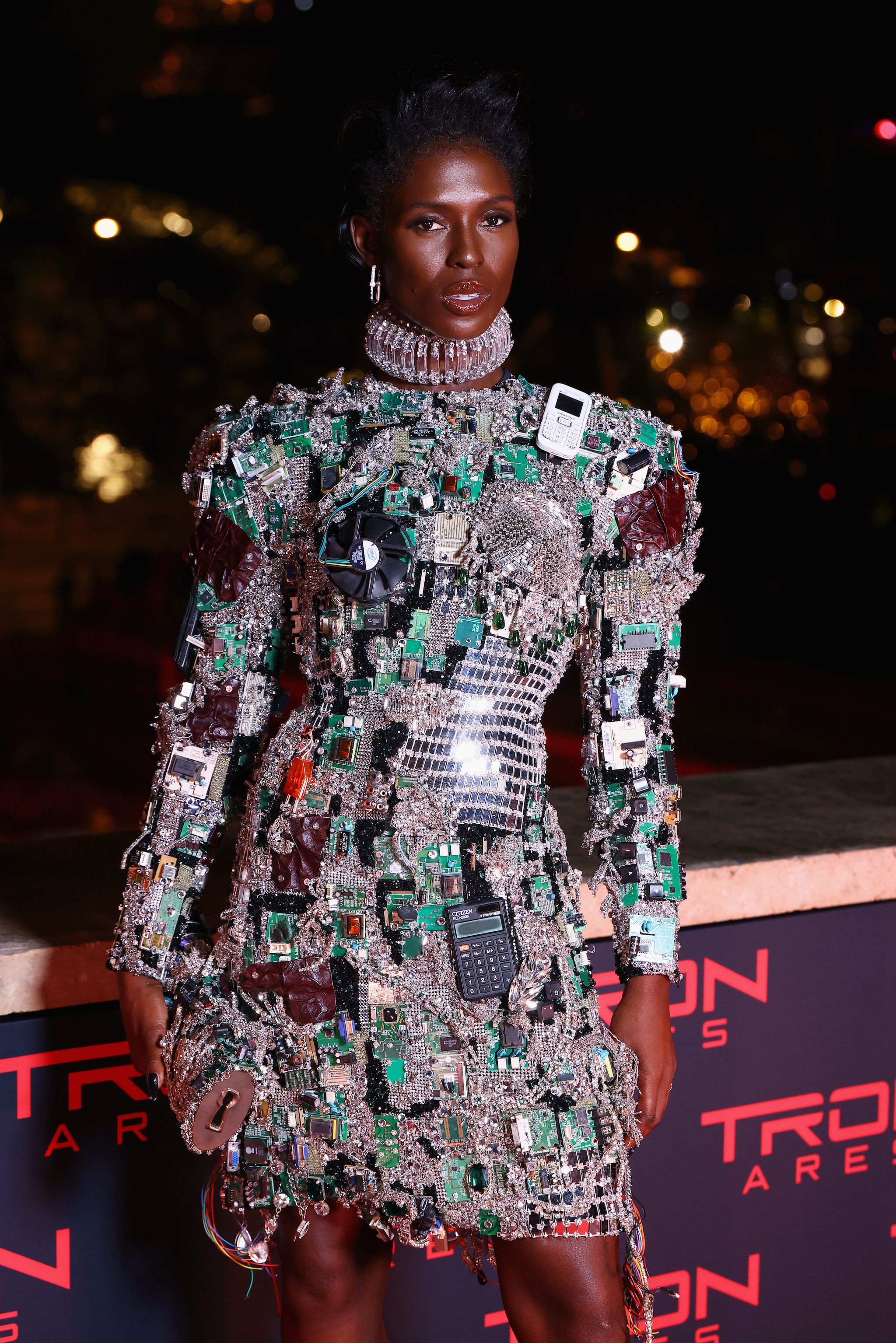 Jodie Turner Smith con l’abito robot di Schiaparelli