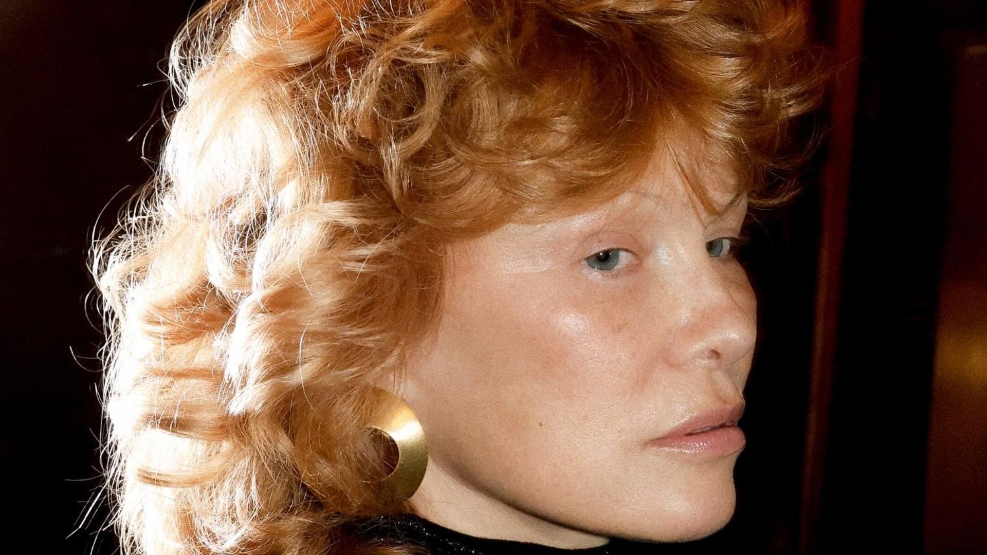 La trasformazione di Pamela Anderson: addio biondo, ora porta i capelli rossi e vaporosi