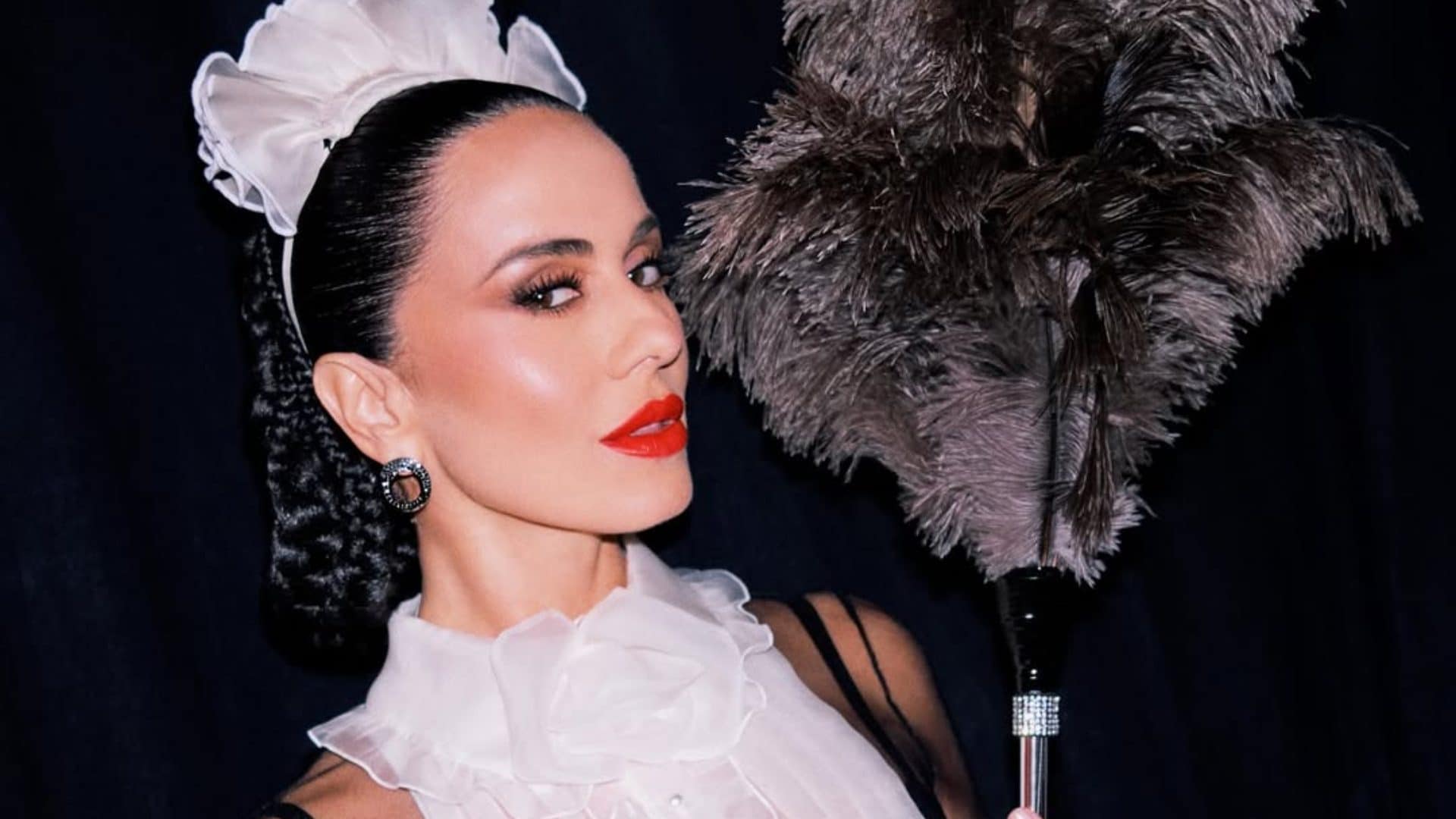 Perché Paola Iezzi si è vestita da cameriera al primo Live di X Factor: "Dal frustino allo spolverino"